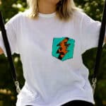 Mujer con camiseta con pintura textil