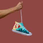 Zapatilla pintada con pintura textil