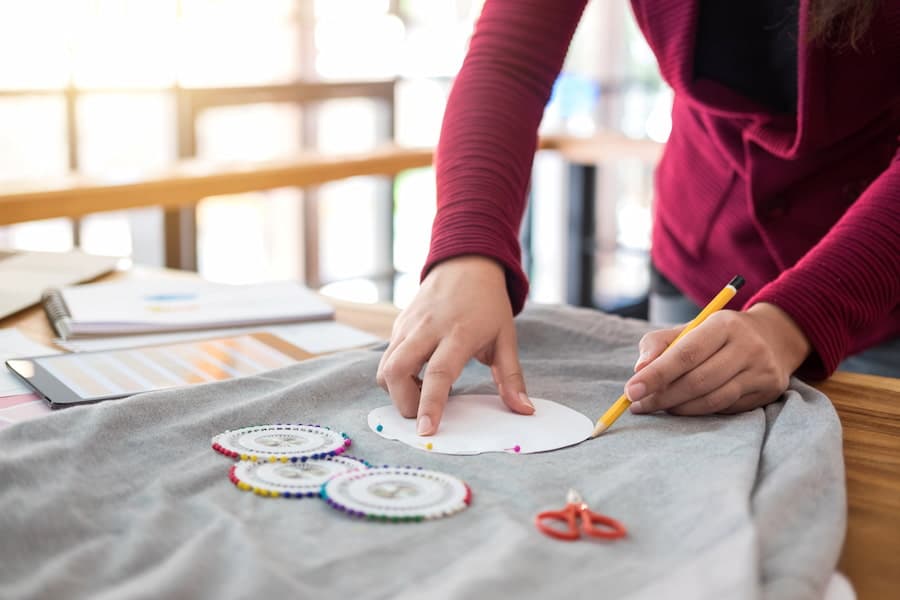 Cómo calcar un dibujo para pintar en tela